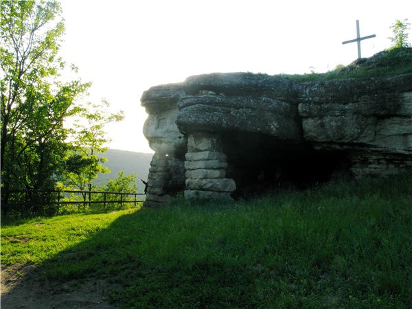 У скельний храм на Тернопільщині їдуть за прощенням найтяжчих гріхів