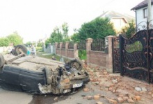 ДТП біля Луцька: авто розтрощило бетонний паркан та перекинулося
