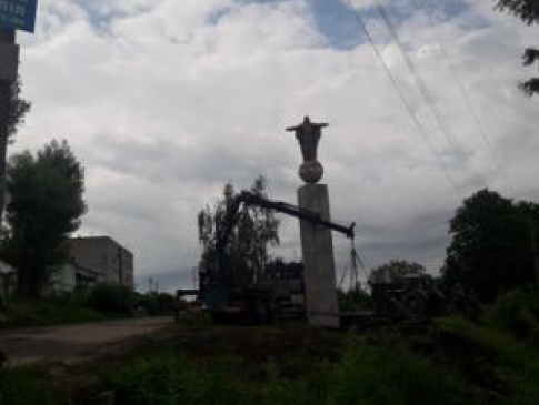 На Тернопільщині встановили 10-метрову фігуру Ісуса Христа