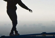 У Києві чоловік стрибнув з мосту на проїжджу частину