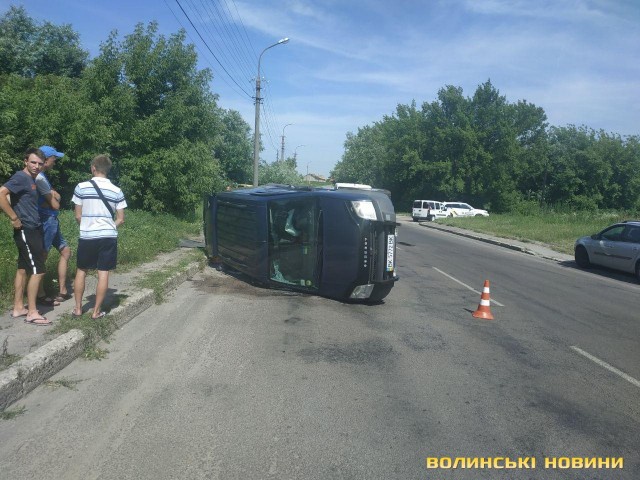 У Луцьку через зіткнення перекинулась автівка