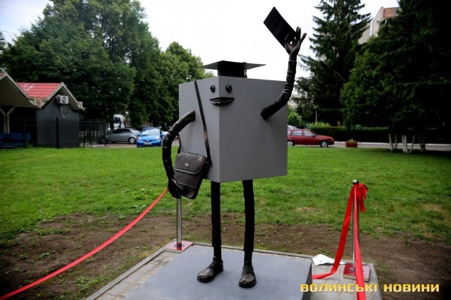 У Луцьку встановили скульптуру студента