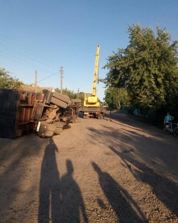 На Рівненщині перекинулася вантажівка з металобрухтом