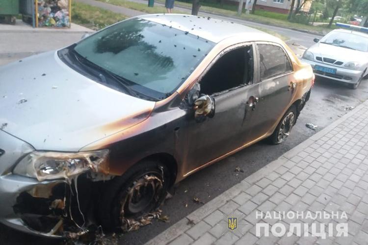 У Тернополі через підпал сміття загорілись автівки