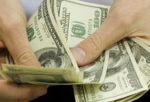 Верховний суд дозволив платити зарплату українцям в іноземній валюті