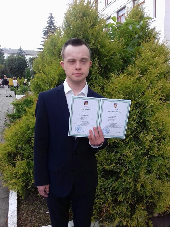 Лучанин став першим в Україні студентом із синдромом Дауна, який здобув вищу освіту