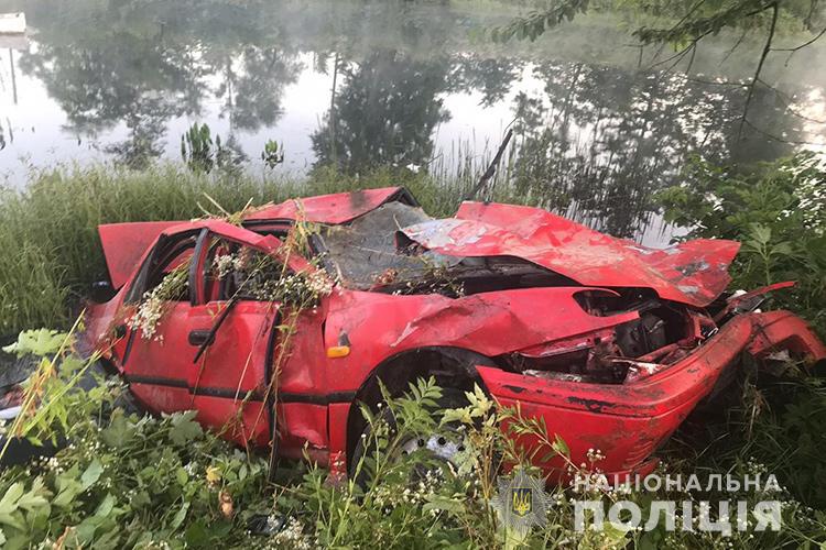 Смертельна аварія на Тернопільщині: пасажири «повилітали» з салону авто