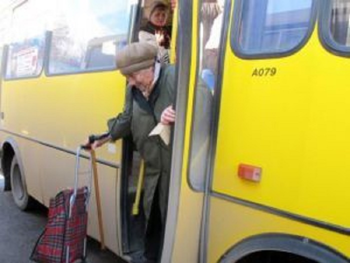 У Львові водій маршрутки дверцями зламав руку пенсіонерці