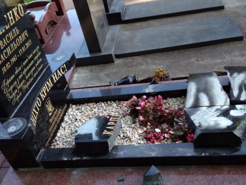 На Житомирщині потрощили пам'ятники воїнам АТО