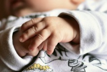 На Дніпропетровщині знайшли немовля з прив’язаними до руки обручками