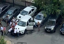 У Києві авто на шаленій швидкості збило матір з дитиною