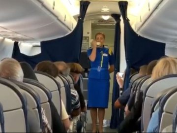 Стюардеса виконала Гімн України на борту літака