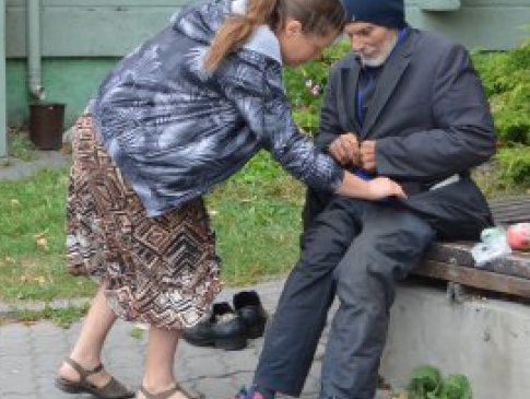 На луцькому вокзалі живе 90-річний дідусь з Одещини