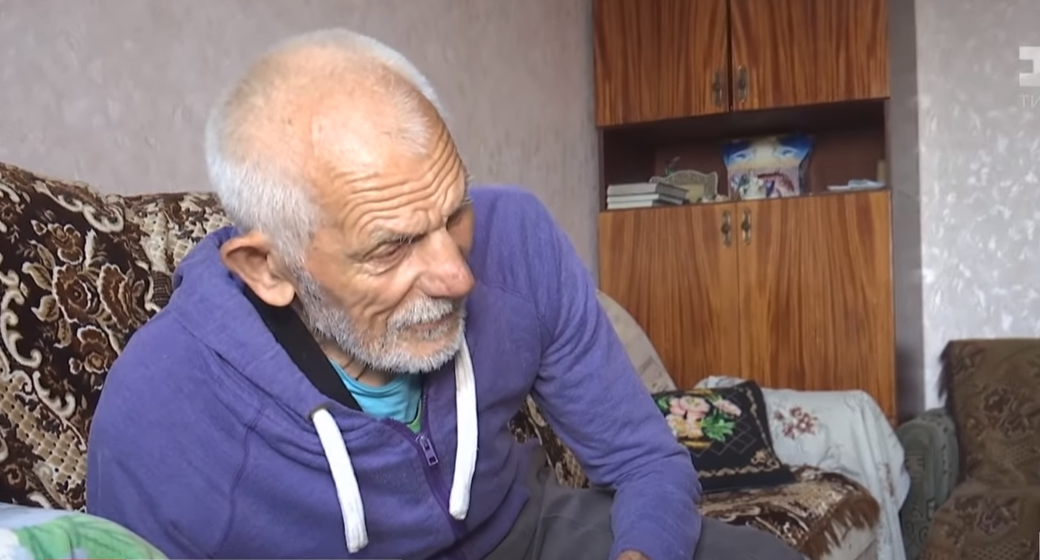 Лучанка прихистила 90-річного дідуся, який жив на залізничному вокзалі