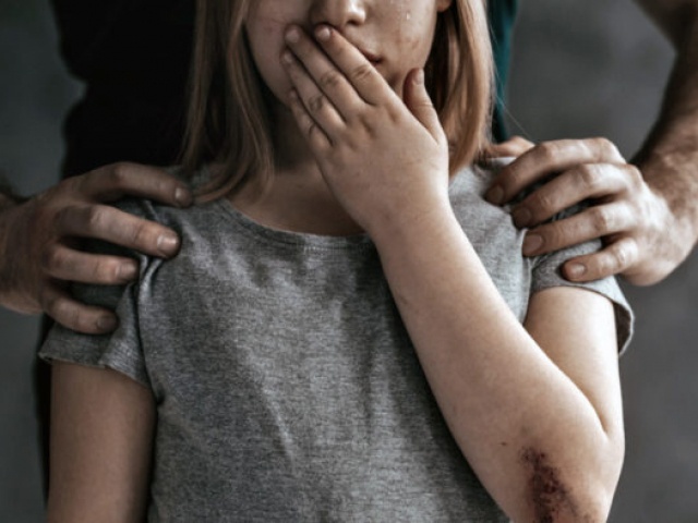 На Харківщині 13-річну дівчину три роки ґвалтував брат