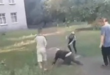 На Донеччині діти жорстоко побили 71-річного чоловіка і знімали це на відео