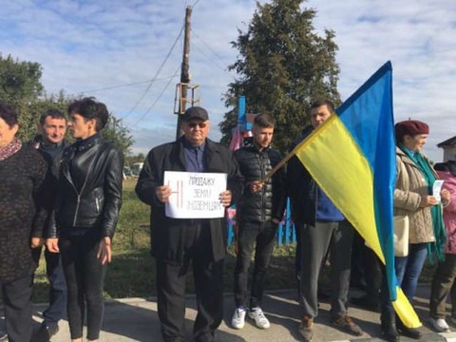 На трасі «Луцьк-Львів» аграрії протестують проти продажу землі іноземцям