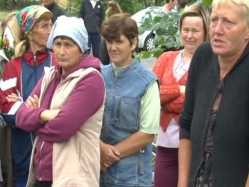 Жителі волинського села лягають під колеса техніки, не даючи видобувати бурштин