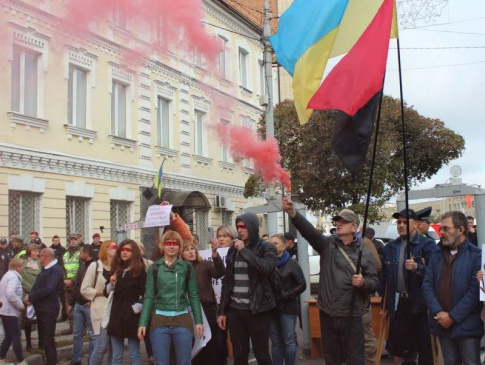 У Житомирі активісти та журналісти влаштували акції протесту проти Зеленського