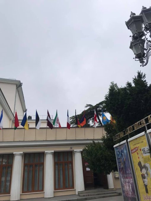У Криму підняли український прапор