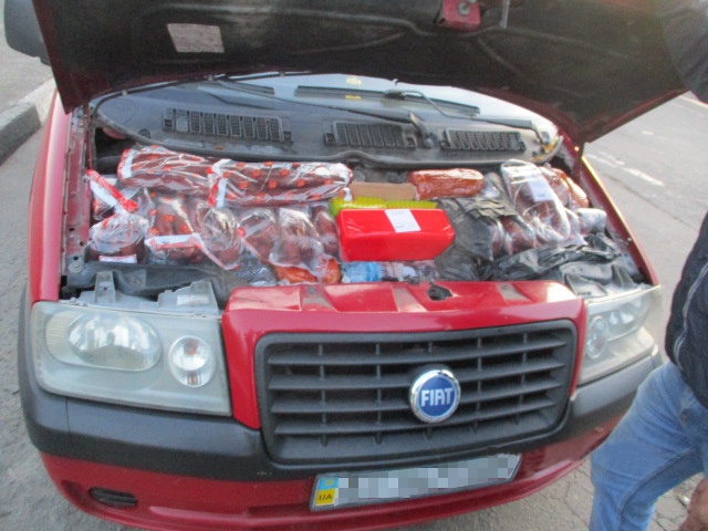 На «Устилузі» під капотом авто знайшли 130 кілограмів продуктів харчування