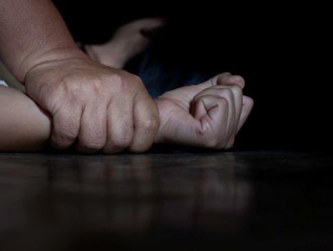 У Одесі десять чоловіків зґвалтували двох неповнолітніх дівчат