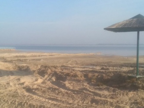 На пляжі озера Світязь екскаватором копали пісок