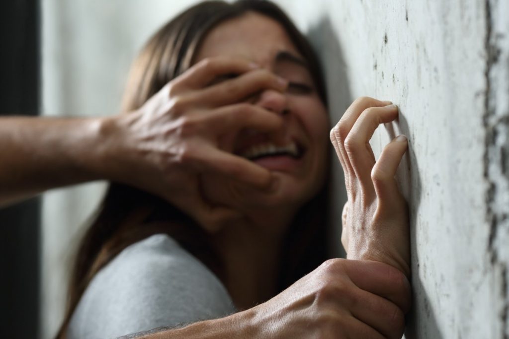 22-річну дівчину у селі на Волині зґвалтувала компанія молодиків: подробиці