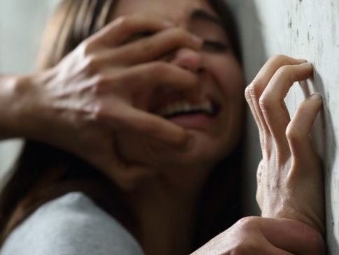 22-річну дівчину у селі на Волині зґвалтувала компанія молодиків: подробиці