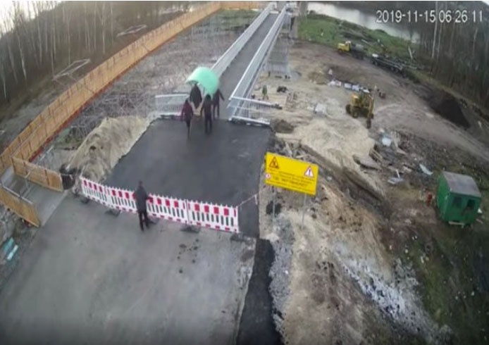 Жителі «ЛНР» вкрали лавку з мосту, який відкрив Зеленський у Станиці Луганській