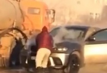 У Росії елітний позашляховик гасили лайном