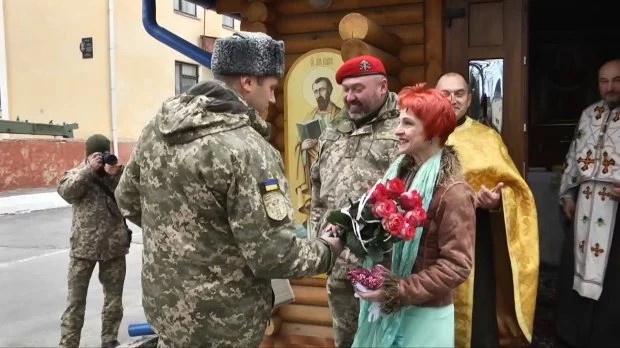 У військовій частині в Тернополі повінчались офіцер ЗСУ та волонтерка