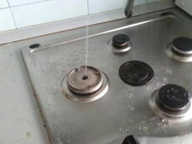 У лучан із кухонних плит потекла вода
