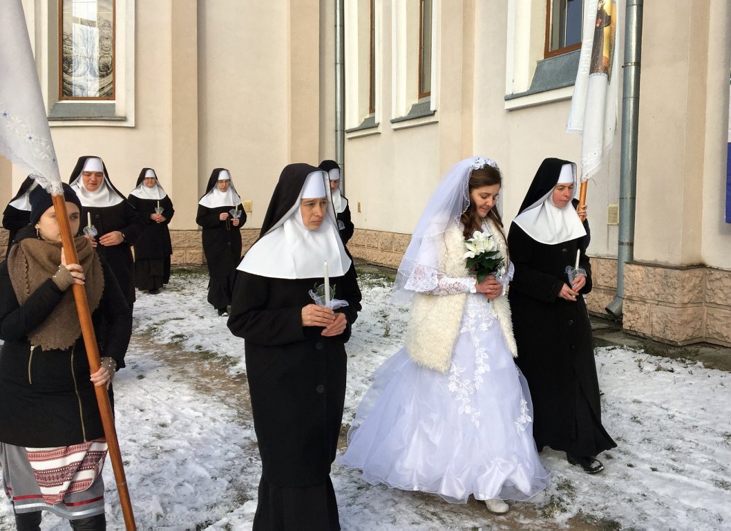 Львів'янка у весільному платті «заручилася» з Ісусом Христом