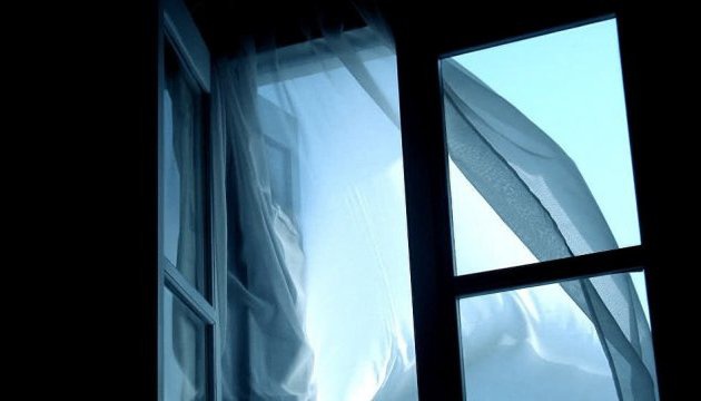 У Миколаєві 11-річний хлопчик викинувся з вікна дев’﻿ятого поверху