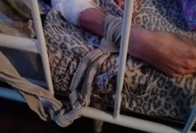 На Дніпропетровщині медики прив'язали пацієнта до ліжка і не давали ні їсти, ні пити