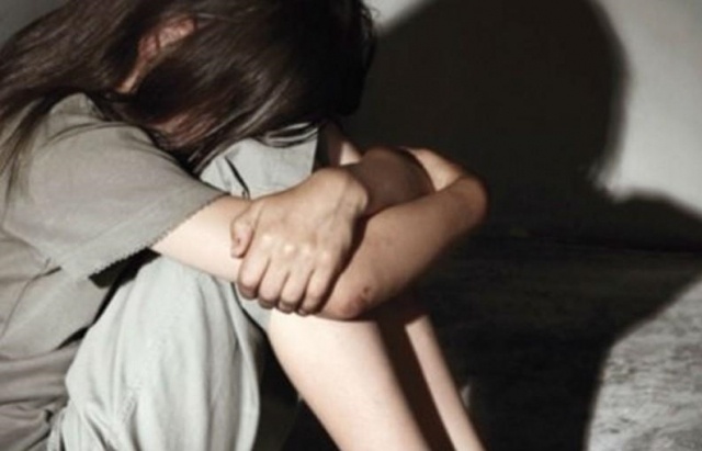 На Чернігівщині горе-батько 2 роки ґвалтував рідну доньку