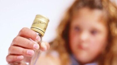 На Одещині 10-річна дівчина напилася горілки і впала в кому