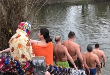 У Луцьку на Стиру проходять водохрещенські купання