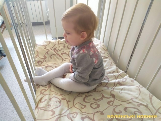 Дівчинка, яку п'яні батьки залишили на холоді у Луцьку, досі в лікарні
