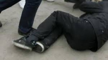 Бив по голові, кусав, «видирав» смартфон: в Польщі затримали українця, який напав на перехожого