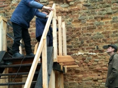 У луцькому замку Любарта відновлюють небезпечні сходи