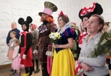 Капелюшник і Білосніжка: у Рівному багатодітна пара одружилась у казкових костюмах