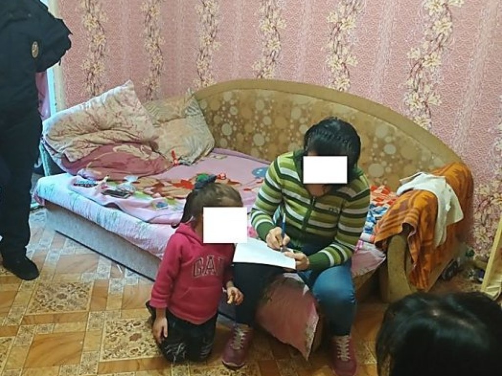 «Мама пішла пити з друзями»: у Миколаєві жінка залишила хвору і голодну дитину саму вдома