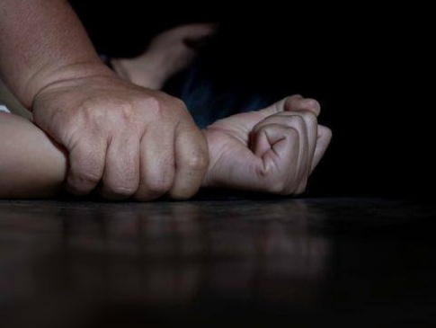 На Закарпатті чоловік зґвалтував 17-річну подругу своєї доньки