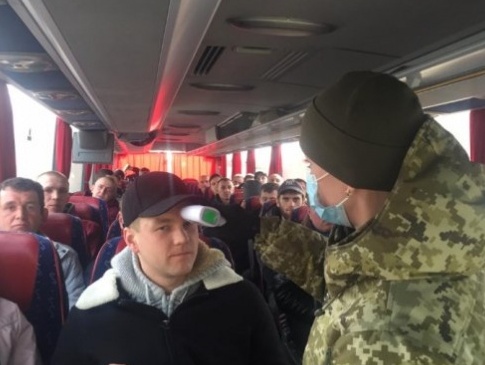 Луцькі прикордонники допомагають українцям повернутися додому