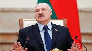 «Нехай там і сидять, якщо виїхали», – Лукашенко про евакуацію білорусів із-за кордону
