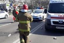 Протягнув дитину під авто: у Києві таксі на переході збило матір із 6-річним сином