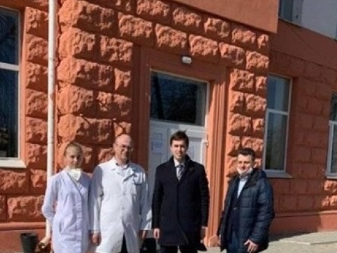 Прокурори передали Волинській обласній інфекційній лікарні засоби захисту та ліки