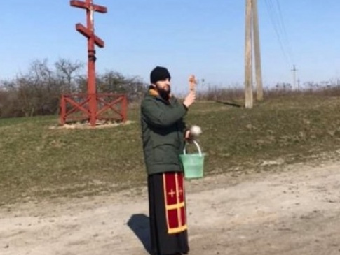 «Удар» по коронавірусу: на Волині священник РПЦ окропив околиці села